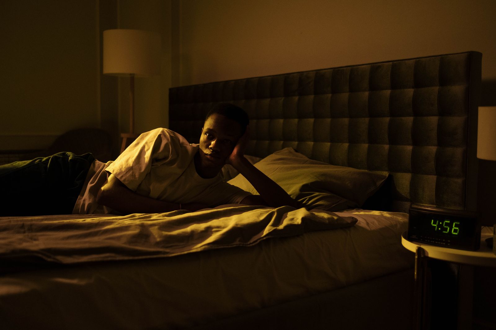Persona sveglia nel letto durante la notte