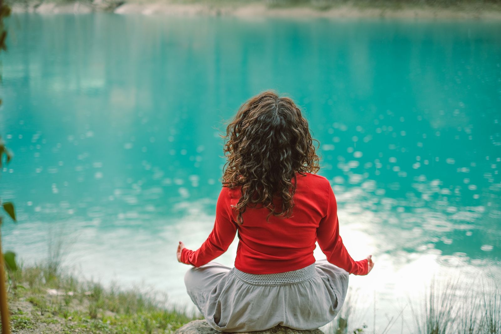 Meditazione in un ambiente naturale e tranquillo