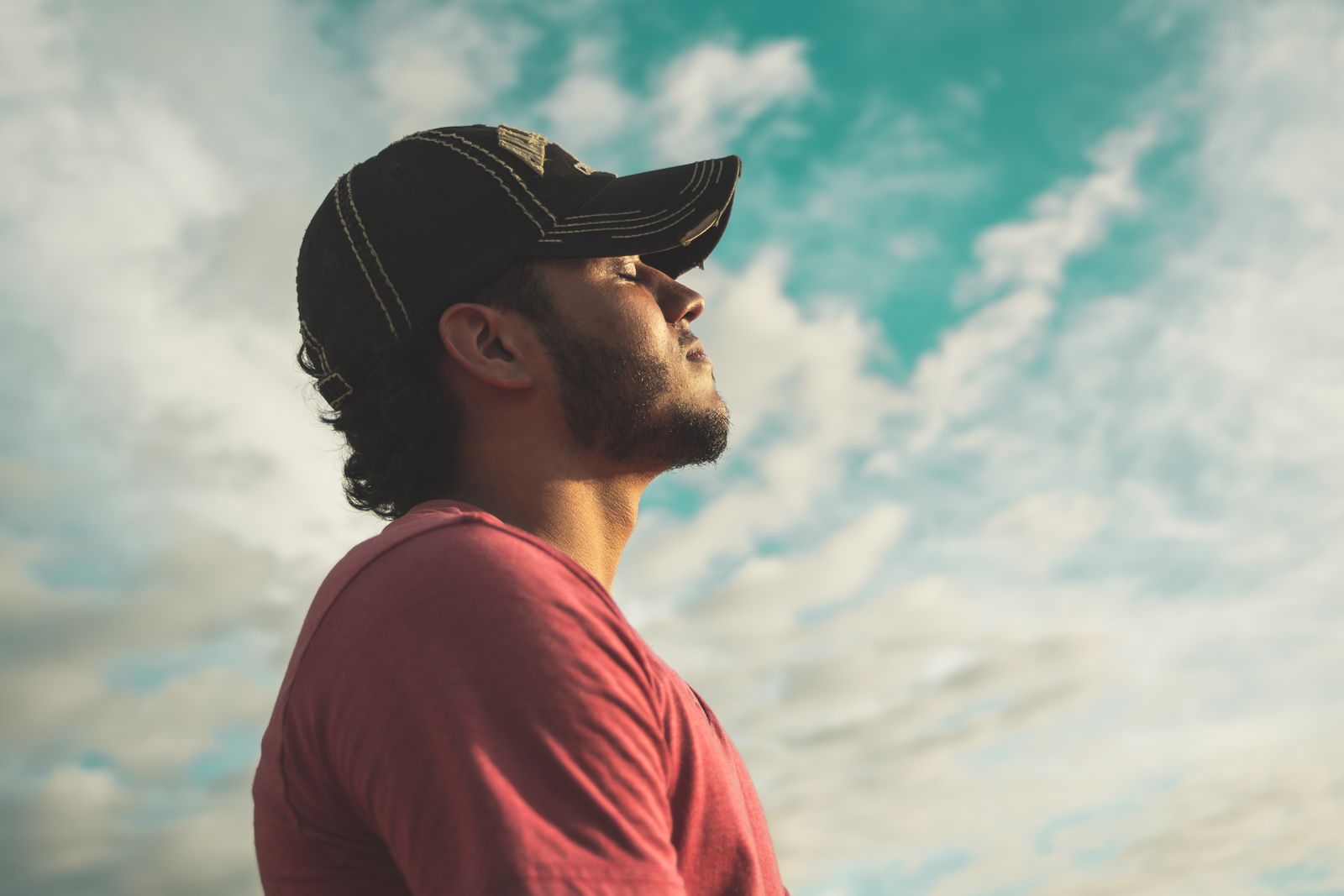 Persona respira profondamente in un ambiente calmo